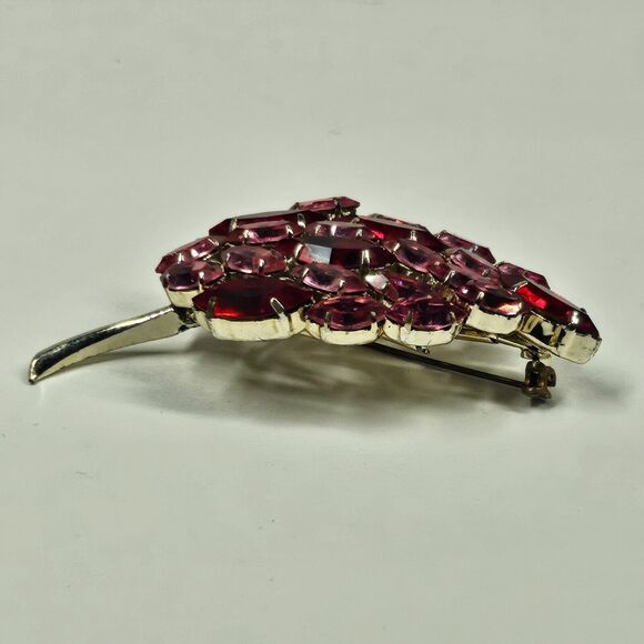 Rhinestone Leaf Pin Pink Red Goldtone Vintage MCM Brooch - Picture 8 of 8